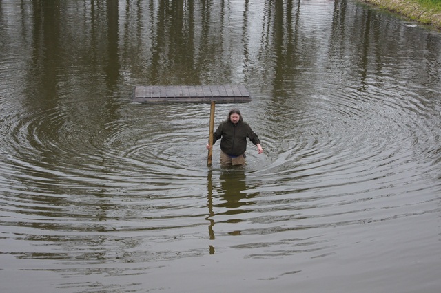 Montaż platform - mimo prób woda się nie rozstapiła!