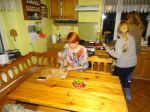 Agnieszka, Marta i Iwona przygotowują posiłek
